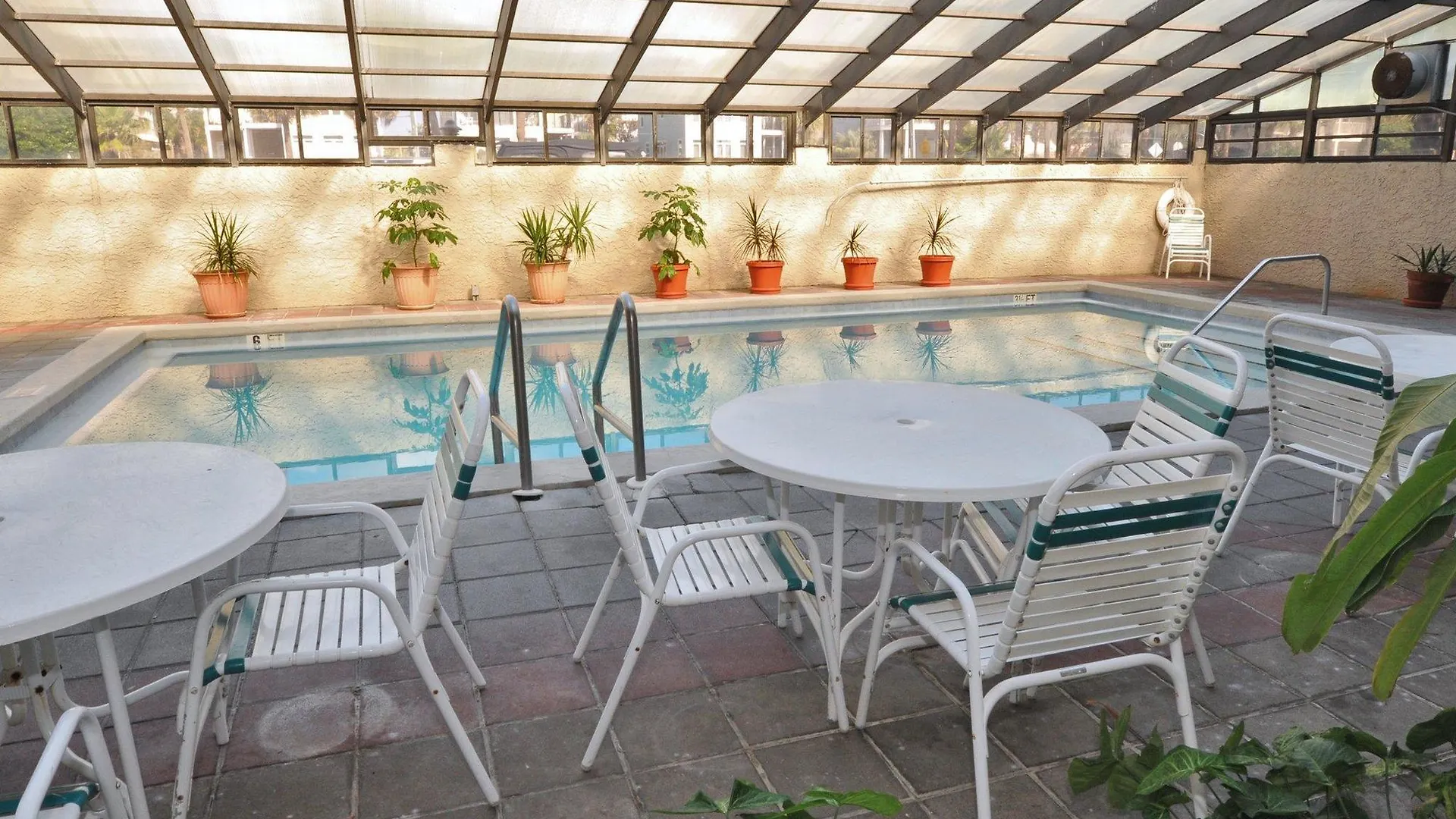 Crystal Sands Condominiums دستين